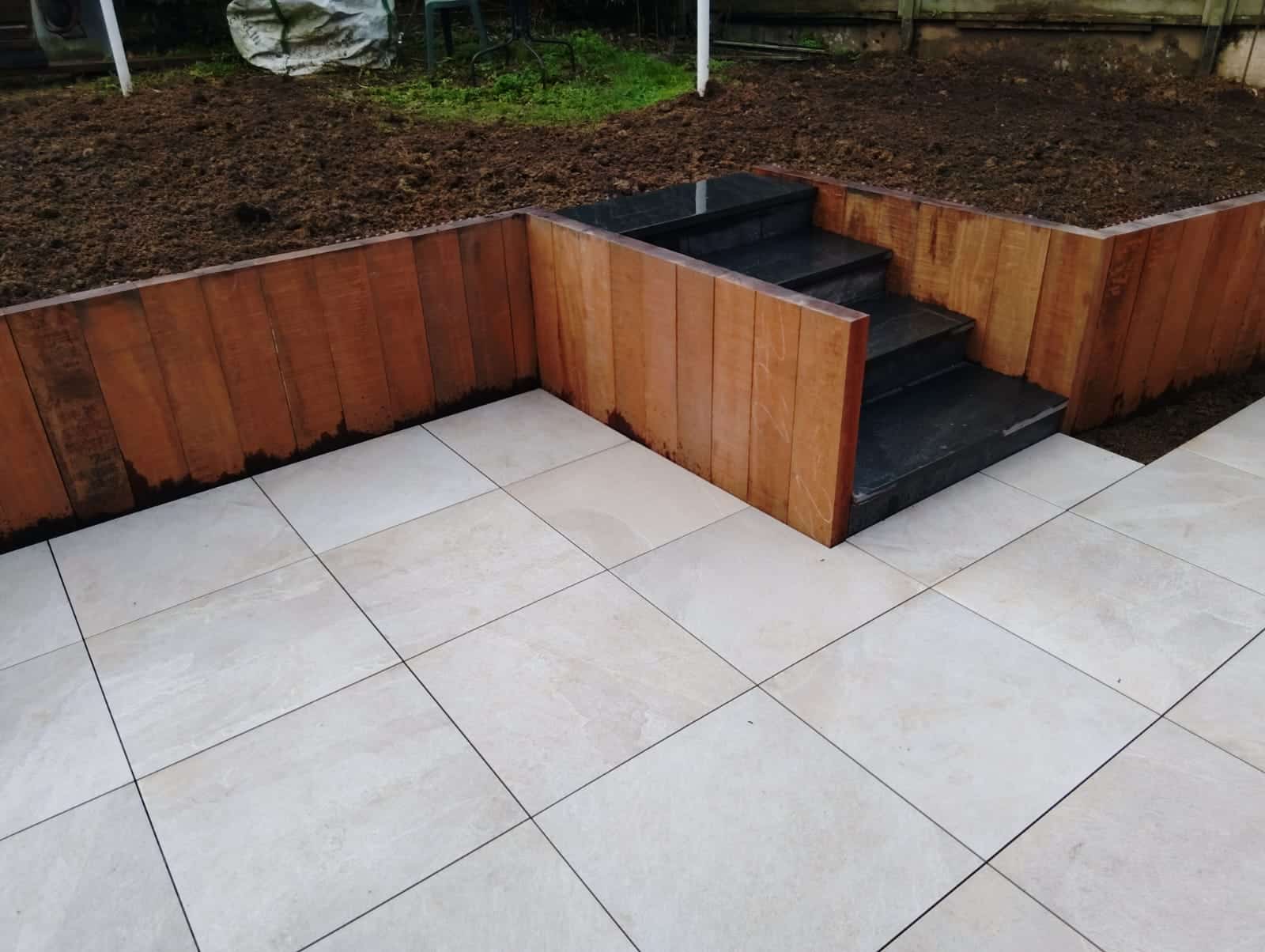 photo d'une terrasse en grès cérame sur plot à Clisson