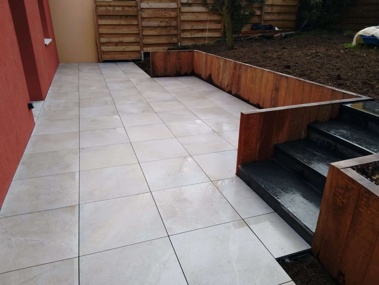 photo d'une terrasse en grès cérame sur plot à Clisson